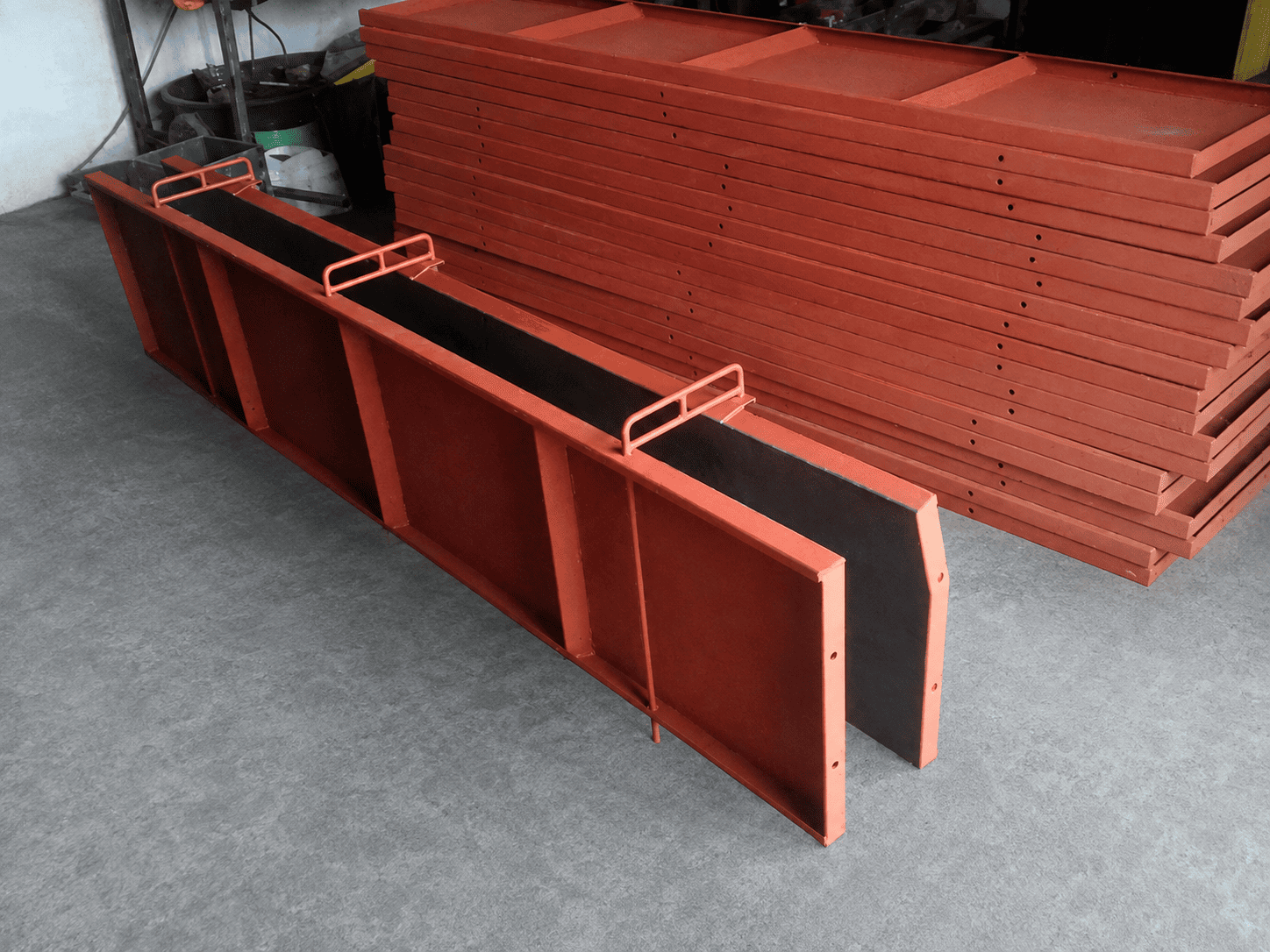 Encofrado metálico rojo para bordillo biselado